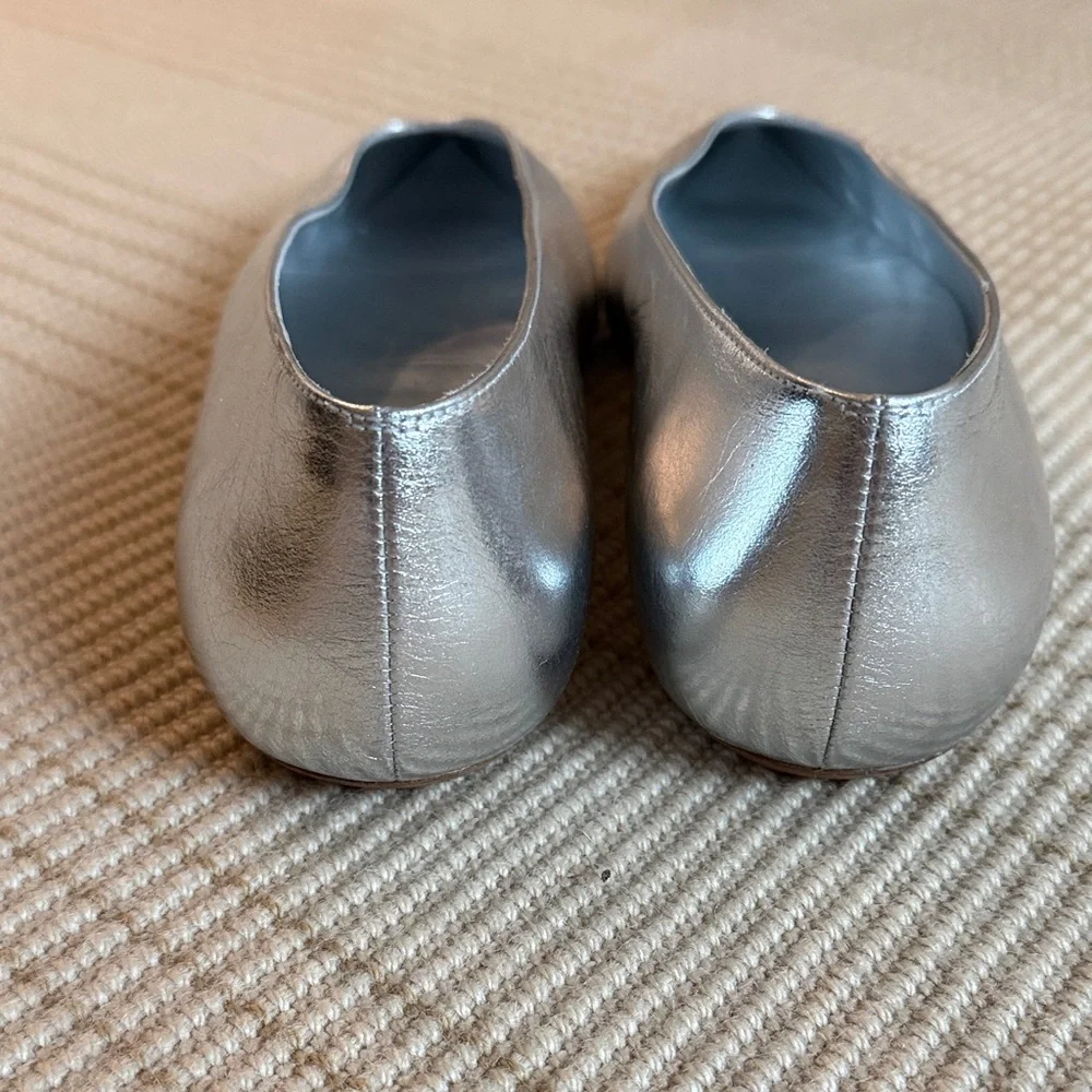 NEVER WORN Stuart Weitzman Metallic Silver Heels - Picture 6 of 7